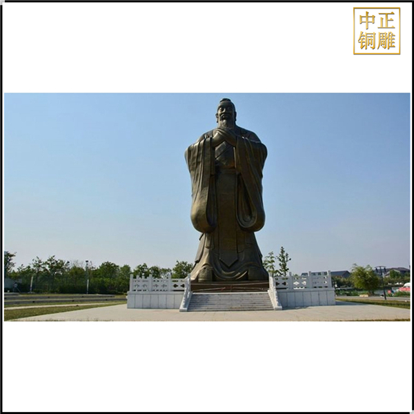 廣場中心孔子雕塑